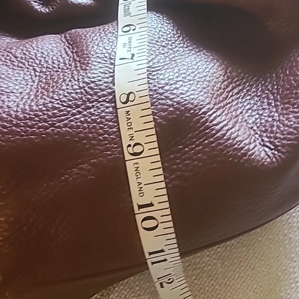 Johnston & Murphy leather shoulder bag. Pebbled leather in EUC. (#1028)
